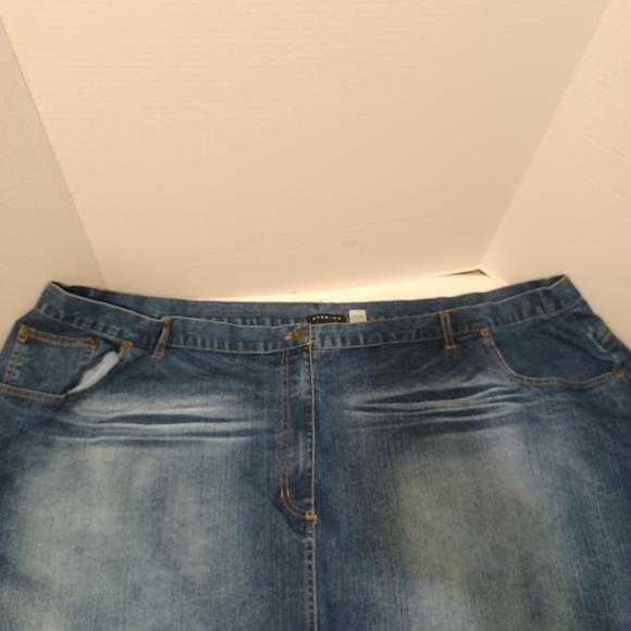 Women's Plus Size Denim Skirt - Picture 3 of 12
